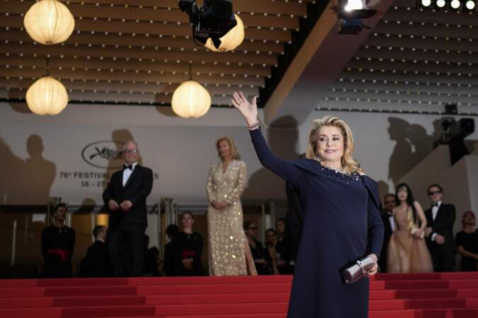 Catherine Deneuve acclamée au sommet des marches du Festival de Cannes 2023