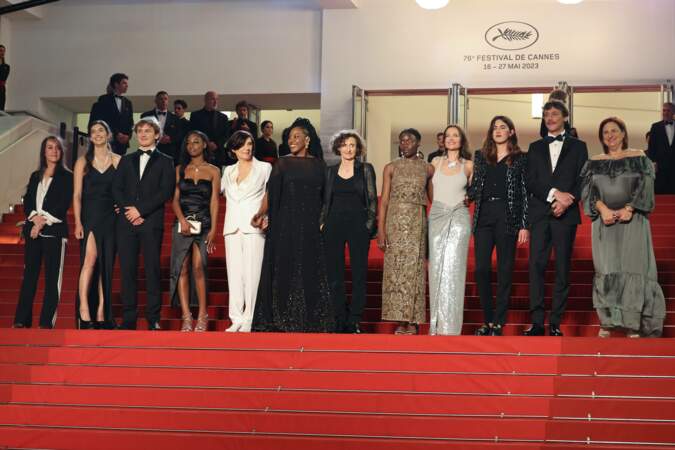 Tous les acteurs principaux de Le Retour savourent leur moment en haut des marches du Festival de Cannes 2023