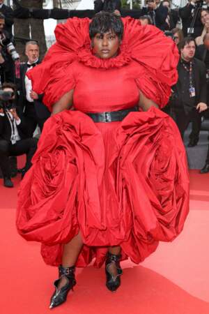 La chanteuse française Yseult en rose rouge au Festival de Cannes 2023, le 18 mai