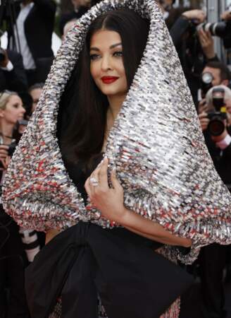 La sublime actrice indienne Aishwarya Rai Bachchan dans une drôle de robe sur la Croisette, le 18 mai