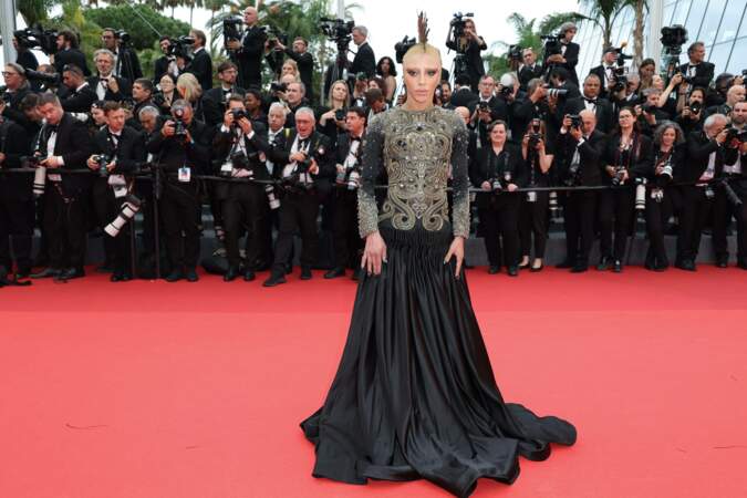 Le chanteur en impose dans sa longue robe noire au Festival de Cannes 2023