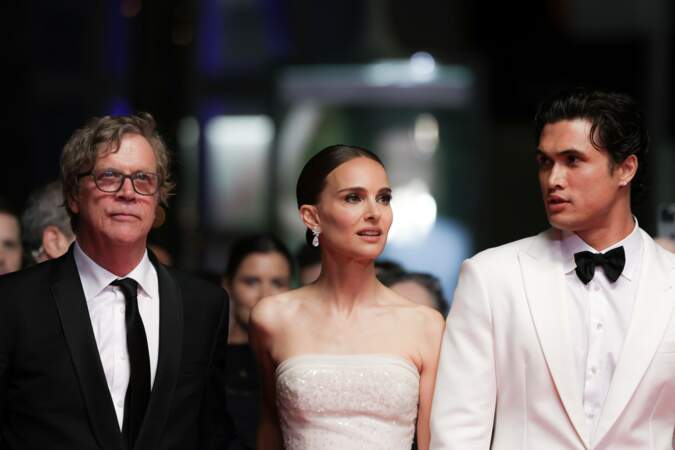Le réalisateur Todd Haynes et les acteurs Natalie Portman et Charles Melton sur le tapis rouge de May December à Cannes le 20 mai 2023