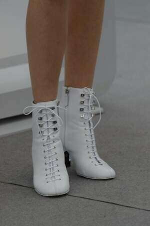 Une somptueuse tenue qu'elle a assortie d'une paires de bottines blanches à lacets
