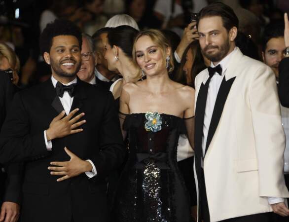 Celui qui veut désormais être appelé Abel Tesfaye pose avec Lily-Rose Depp et le réalisateur Sam Levinson  
