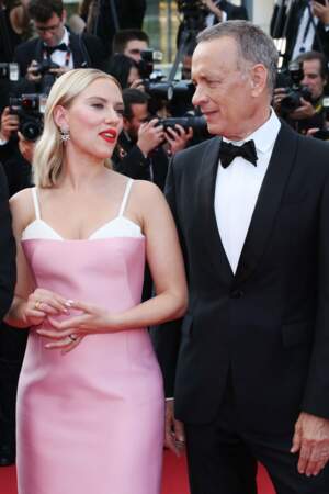 Dans Asteroid City, Tom Hanks donne la réplique à Scarlett Johansson 