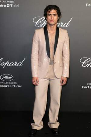 Charles Melton, comédien apparu dans Riverdale, a fait sensation avec son costume rose à sequins