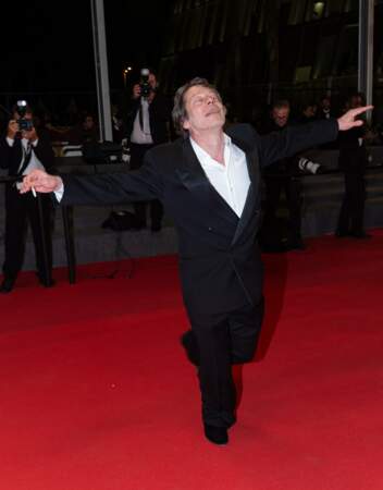 Mathieu Almaric prend le tapis rouge de Cannes pour un tapis volant