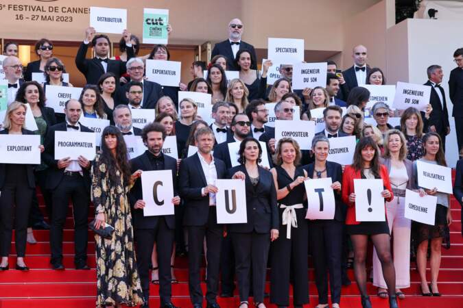 Les activistes du "Cinéma Uni pour la Transition" affichent leurs lettres
