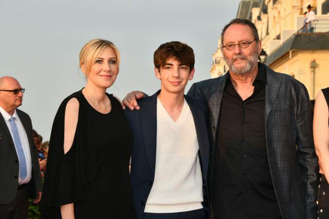 Amanda Sthers et son fils Léon Hesby ont posé devant les photographes aux côtés de Jean Reno.