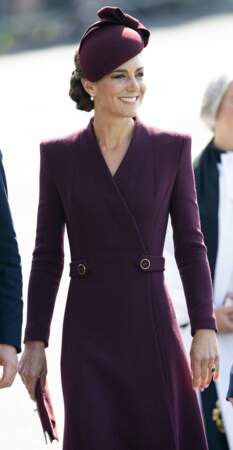 Kate Middleton était ravissante dans un manteau-robe de couleur prune, avec des accessoires assortis.