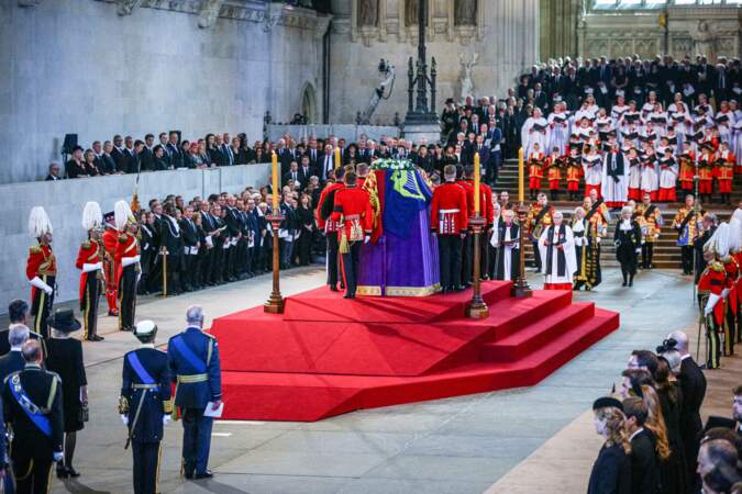 Suite à la cérémonie, la reine Elizabeth II a été inhumée à la chapelle Saint-Georges du château de Windsor. 