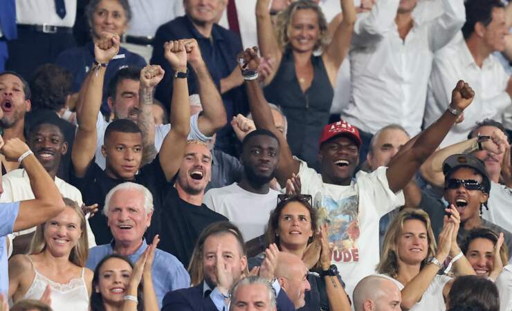 Les stars ont laissé éclater leur joie quand le  XV de France a devancé au score les All Blacks
