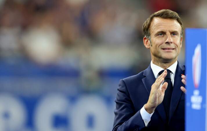 Emmanuel Macron applaudit le discours de Bill Beaumont, le président du World Rugby et ancien capitaine de l'équipe d'Angleterre 