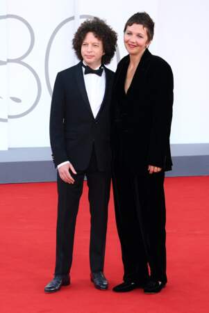 Maggie Gyllenhaal prend la pose aux côtés de Michel Franco