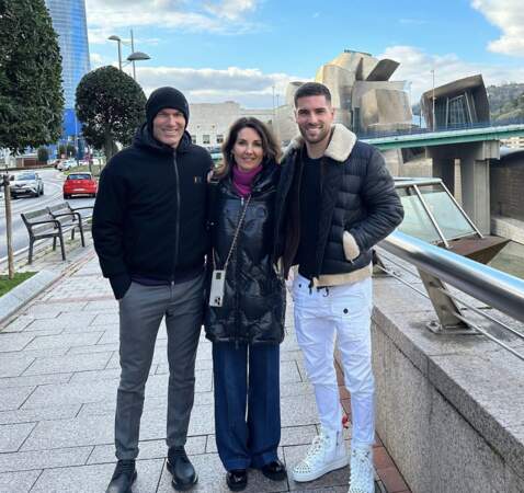 Véronique et Zinédine Zidane posent avec leur fils Luca