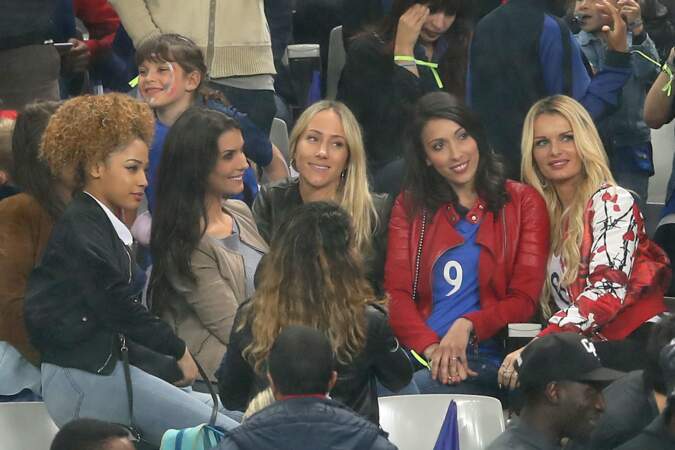 Elle est amie avec les épouses des autres joueurs de l'équipe de France comme Sephora (la compagne de Kingsley Coman), Ludivine Sagna (la femme de Bacary Sagna), Sandra Evra (La femme de Patrice Evra) et Jennifer Giroud (la femme d'Olivier Giroud) 