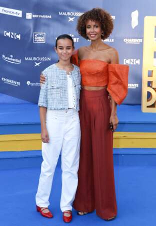 Sonia Rolland et sa fille Kahina qui joue aussi sa fille dans son film "Un destin inattendu" sur le tapis bleu de la 16ème édition du festival du film francophone de Angoulême