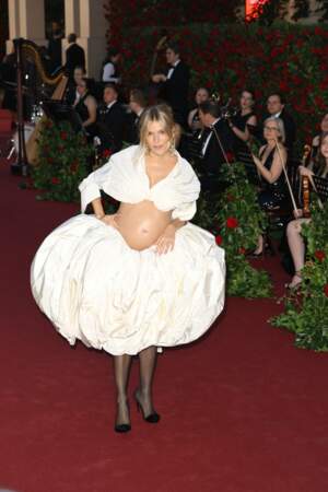 Sienna Miller a affiché son baby bump sur le tapis rouge de Vogue World