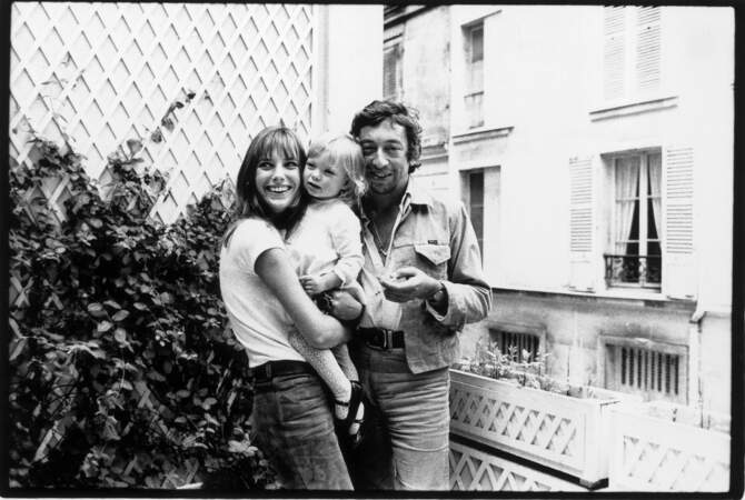 Serge Gainsbourg avec Jane Birkin et sa fille Kate Barry sur la terrasse de leur hôtel particulier, 5 bis rue de Verneuil, en 1969