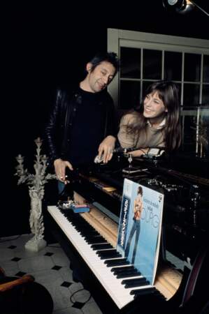 Jane et Serge chez eux devant l'album Melody Nelson en 1972