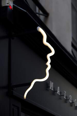 Profil de Serge Gainsbourg en néon sur la façade de la maison Gainsbourg