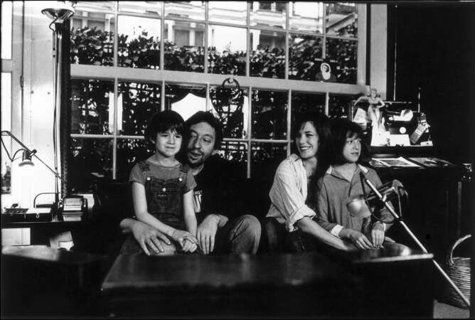 Jane Birkin, Kate Barry, Serge et Charlotte Gainsbourg dans leur hôtel particulier, 5 bis rue de Verneuil, en 1979.