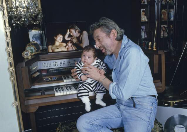 Serge gainsbourg et son fils Lulu dans son salon rue de Verneuil