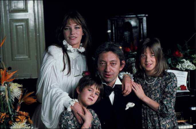 La famille Gainsbourg chez elle rue de Verneuil, Jane Serge, Kate et Charlotte le 8 mai 1978