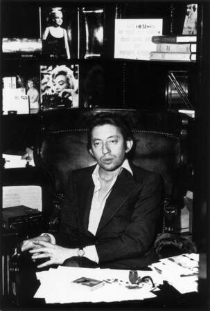 Portrait de Serge Gainsbourg derrière son bureau dans son hôtel particulier du 5 bis, rue de Verneuil, en 1973.
