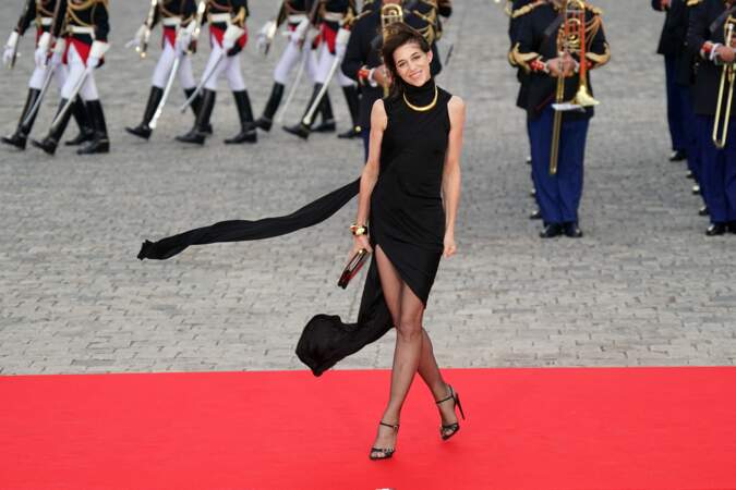 L'actrice et chanteuse est apparue sur le tapis rouge du château de Versailles dans une longue robe noire.