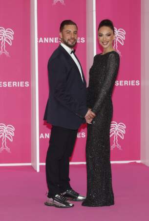 Marwan Berreni et sa compagne de l'époque Tiphaine Schirier au photocall lors de la 5e saison du festival International des Séries Canneseries  à Cannes, en avril 2022. 