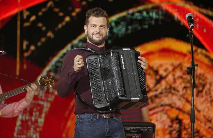 Claudio Capéo se fait découvrir dans la saison 5 de The Voice. Il séduit son coach Florent Pagny avec son accordéon et son timbre de voix atypique.