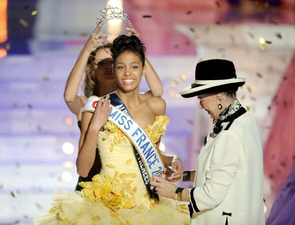Geneviève de Fontenay remettant l'écharpe de Miss France 2009 à Chloé Mortaud tandis que Sylvie Tellier dépose la couronne