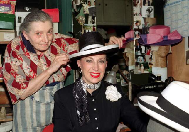 Geneviève de Fontenay et sa modiste Albertine Galanter sans qui elle ne serait pas devenue la "dame au chapeau" (en 1997)
