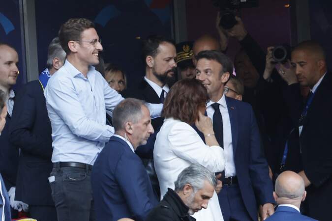 Emmanuel Macron complice avec son frère Laurent lors de la finale de la Coupe de France de football entre au Stade de France en mai 2022