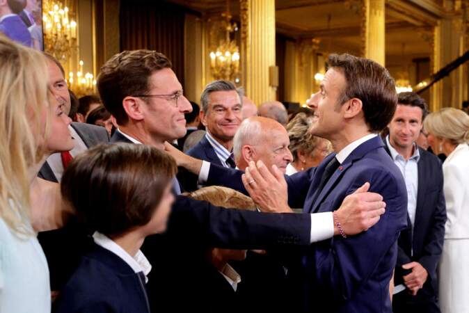 Emmanuel Macron avec son frère Laurent Macron à la Cérémonie d'investiture au Palais de l'Elysée à Paris en mai 2022.