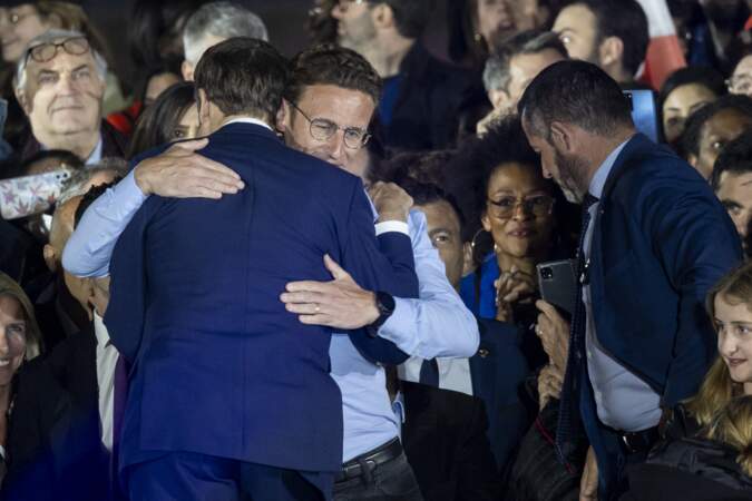 Laurent Macron et son frère Emmanuel Macron lors de son discours au Champ de Mars le soir de sa victoire à l'élection présidentielle le 24 avril 2022
