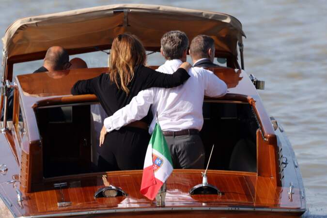 Plus amoureux que jamais, Carla Bruni et Nicolas Sarkozy s'enlaçaient sur le bateau.