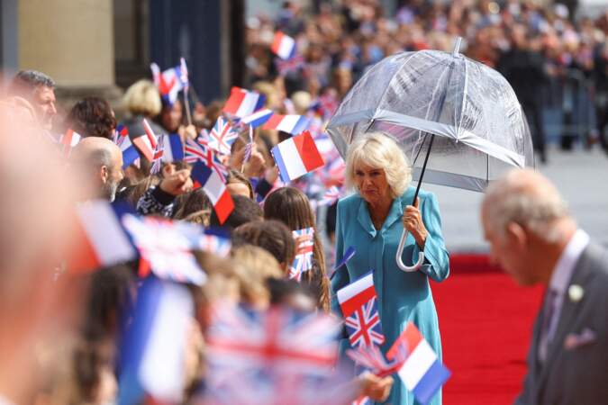Camilla Parker Bowles, reine consort d'Angleterre, prend également un bain de foule