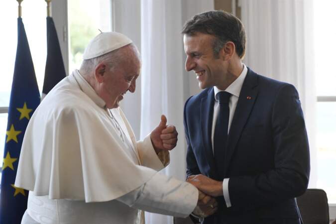 Un beau moment de complicité entre le pape François et Emmanuel Macron