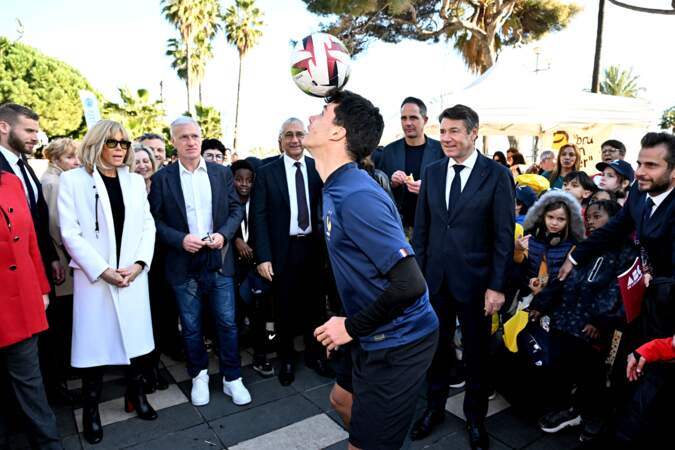 Un jeune homme a montré ses talents de jongle à la Première dame et au sélectionneur de l'équipe de France