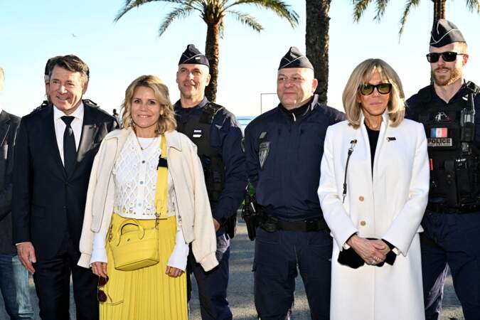 Brigitte Macron protégeait ses yeux du soleil éblouissant derrière ses lunettes de soleil