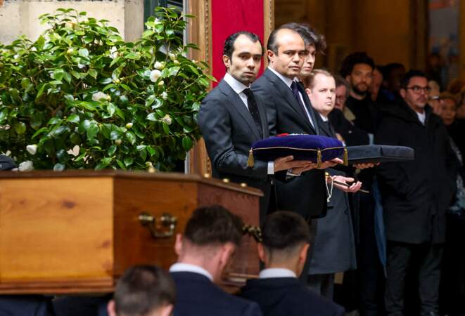 Jihed Guasmi-Mitterrand et Saïd Kasmi-Mittterrand accueillent le cercueil de leur père adoptif Frédéric Mitterand.