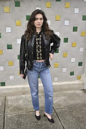 Anamaria Vartolmei préfère, elle, un street style avec ce jean et cette veste en cuir