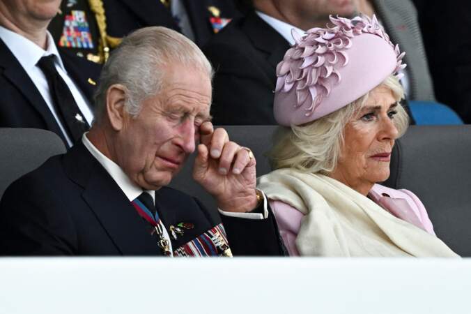 Le roi Charles III d'Angleterre et la reine consort Camilla Parker Bowles ne peuvent retenir leurs larmes 