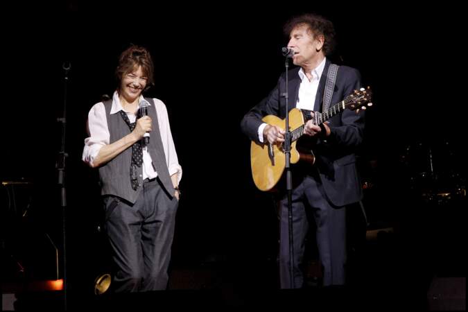 Sur scène lors d'un gala de charité avec son ami Alain Souchon en 2010.
