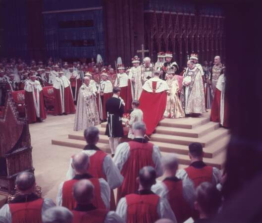 Le couronnement de la reine Elizabeth II aura lieu le 2 juin 1953 à l'Abbaye de Westminster. Ici le duc d'Edimbourg rend hommage à sa femme