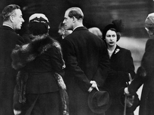 Le couple royal va entamer un certain nombre de voyages au début de l'année 1952. En escale au Kenya, l'annonce de la mort du roi George VI abrège leur voyage. Tout juste arrivée à l'aéroport de Londres, la princesse est désormais devenue la reine Elizabeth II et Philip devient Prince Consort
 