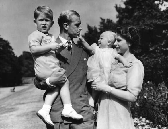 Quelque temps plus tard le couple s'installera à Clarence House.Le 15 Aout 1950 la princesse Anne y naîtra. Ici la famille se promène en 1951, dans les jardins de leur résidence.
 