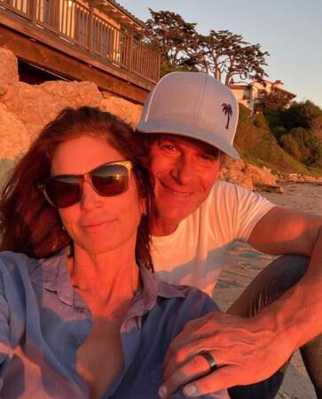 Photo en amoureux en soleil couchant pour Cindy Crawford et son mari Rande. 